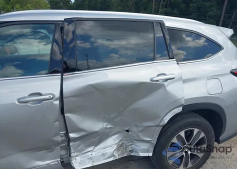 2021 Toyota Highlander Xle z USA, uszkodzony, nr VIN 5TDGZRAH5MS537821